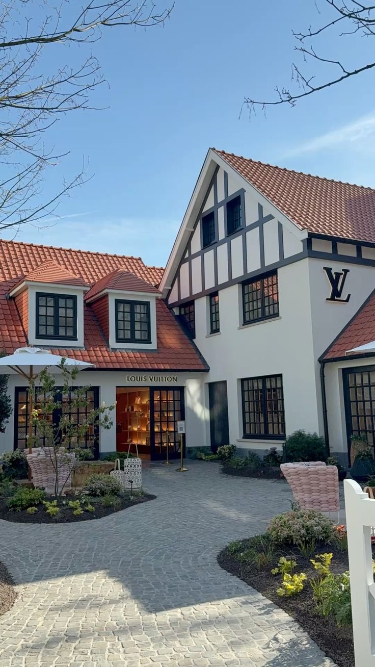 https://nl.pinterest.com/pin/559290847496302282/ LV store knokke